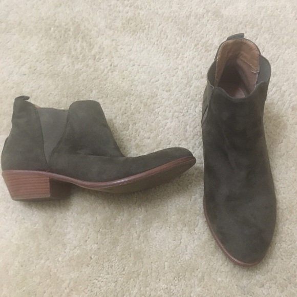 Charlotte Russe Faux Suede Booties Ankle Chelsea Boots Stacked Block Heel 8 - Picture 1 of 9